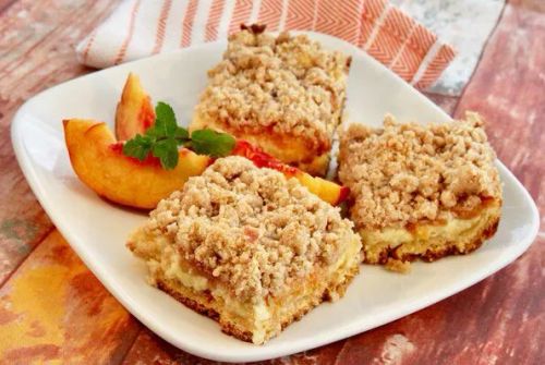 Peach Cobbler Cheesecake Bars