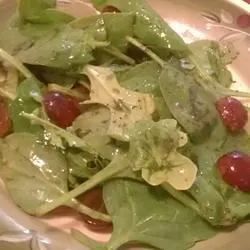 Arugula and Romaine Salad with Red Grapes