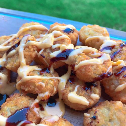 Tater Tots with Gochujang Cheese Sauce