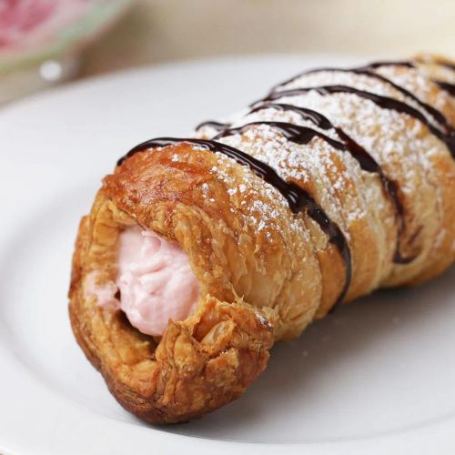 Strawberry Cream-Stuffed Pastries