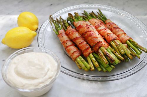 Keto Bacon-Wrapped Asparagus with Lemon Aioli