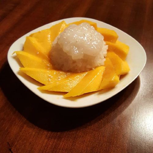 Thai Sweet Sticky Rice With Mango (Khao Neeo Mamuang)