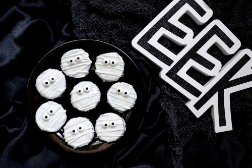 Halloween Oreo Mummies