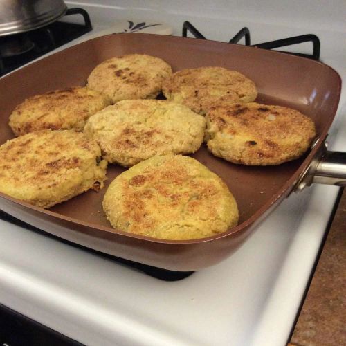 Salmon Patties with Cornmeal and Crackers