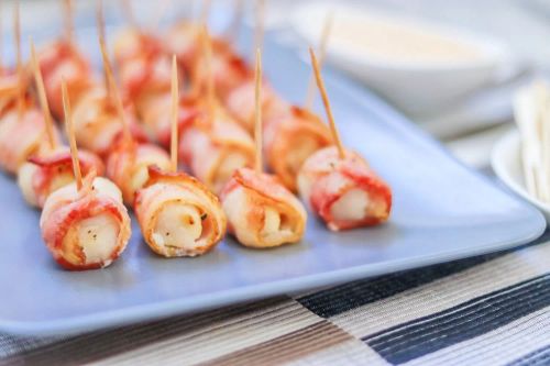 Air Fryer Bacon-Wrapped Scallops with Sriracha Mayo