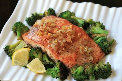 Steamed Salmon with Broccoli and Shallots