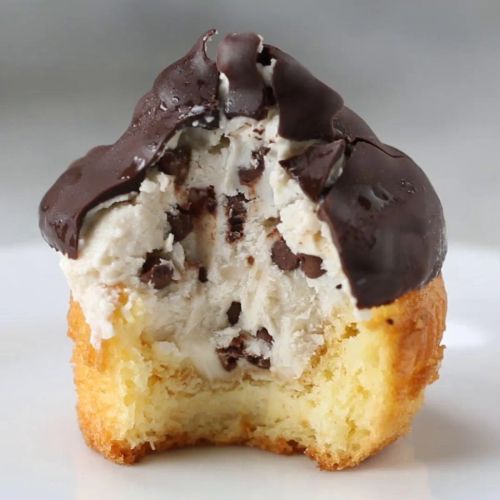 Chocolate-dipped Cannoli Cupcakes