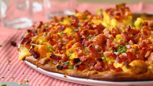 Eggs Benedict Breakfast Pizza