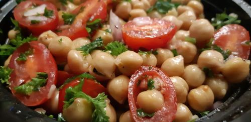 Chickpea Salad with Red Onion and Tomato