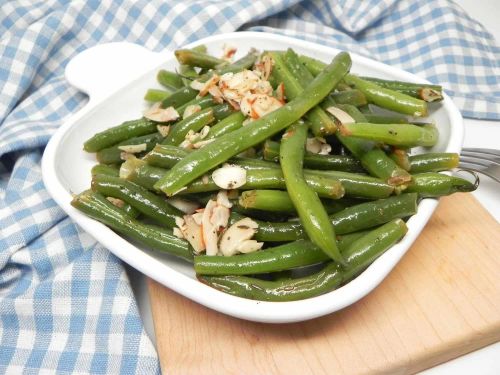 Lemony Green Beans with Walnuts and Thyme