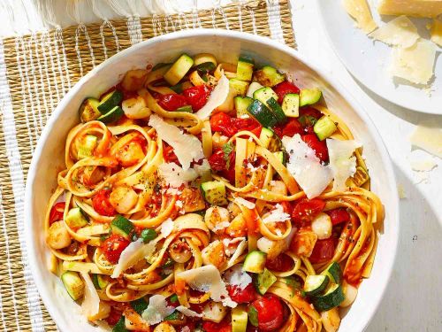 Pasta with Scallops, Zucchini, and Tomatoes