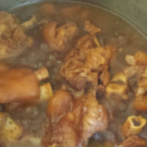 Paksiw na Pata (Pig's Feet Stew)