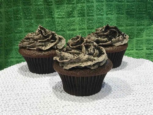 Chocolate Cupcakes with Cream Cheese-Oreo-Buttercream Frosting