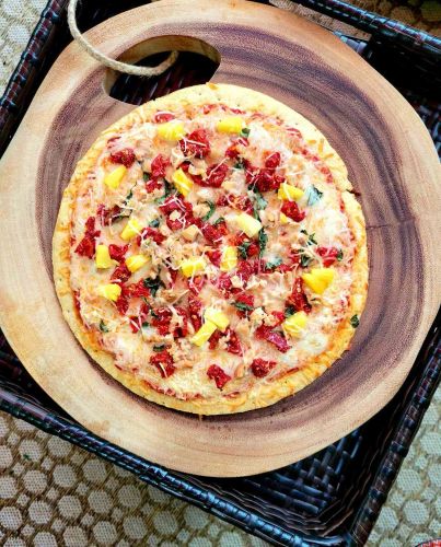 Clam Pizza with Red Sauce