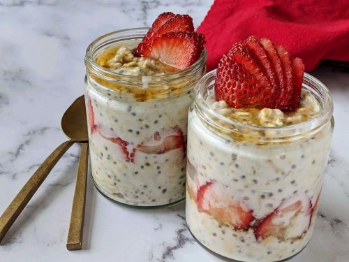 Overnight Oats with Strawberries and Greek Yogurt