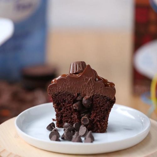 Chocolate Pinata Cupcake: Masquerade